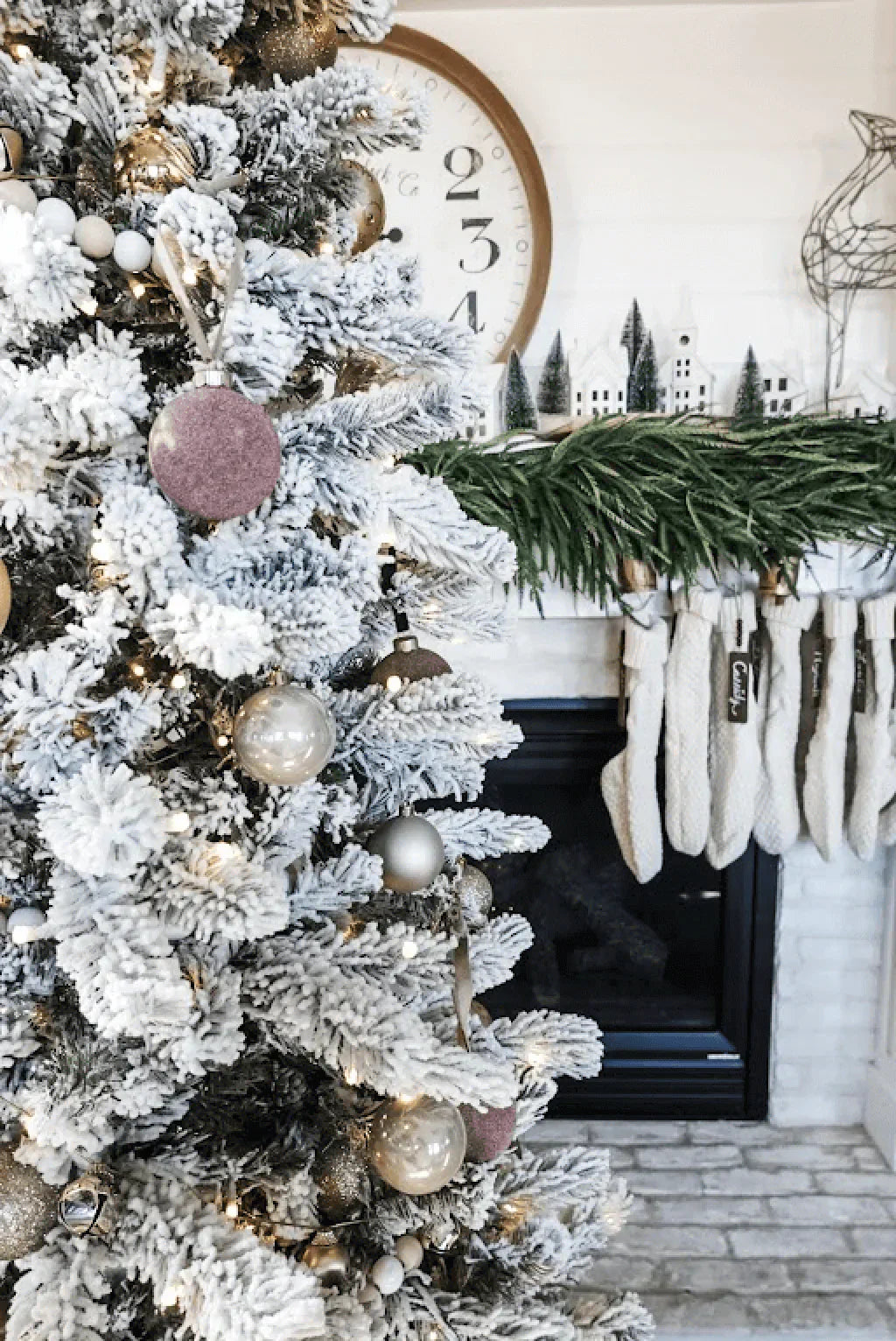 Árvore de Natal artificial fina King Flock® com 650 luzes LED brancas quentes