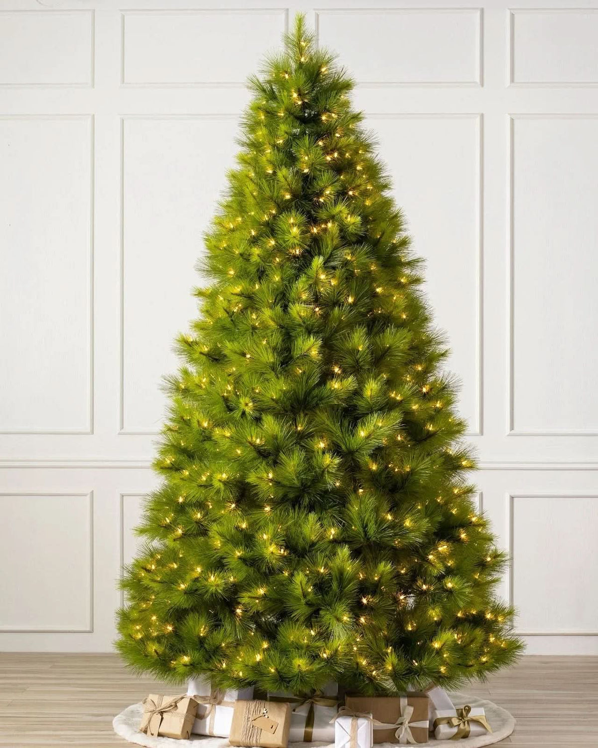Árvore de Natal Verde Monterey Pine com Galhos Longos, Suporte Metálico e Micro LEDs Embutidos