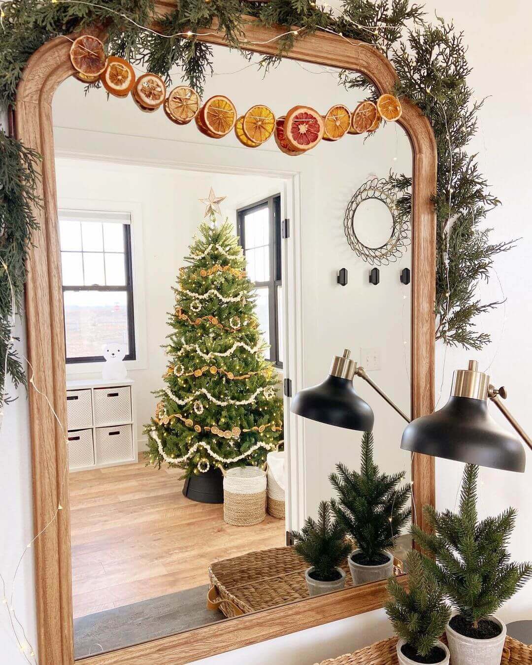 Árvore de Natal artificial de abeto Yorkshire com 600 luzes LED brancas quentes