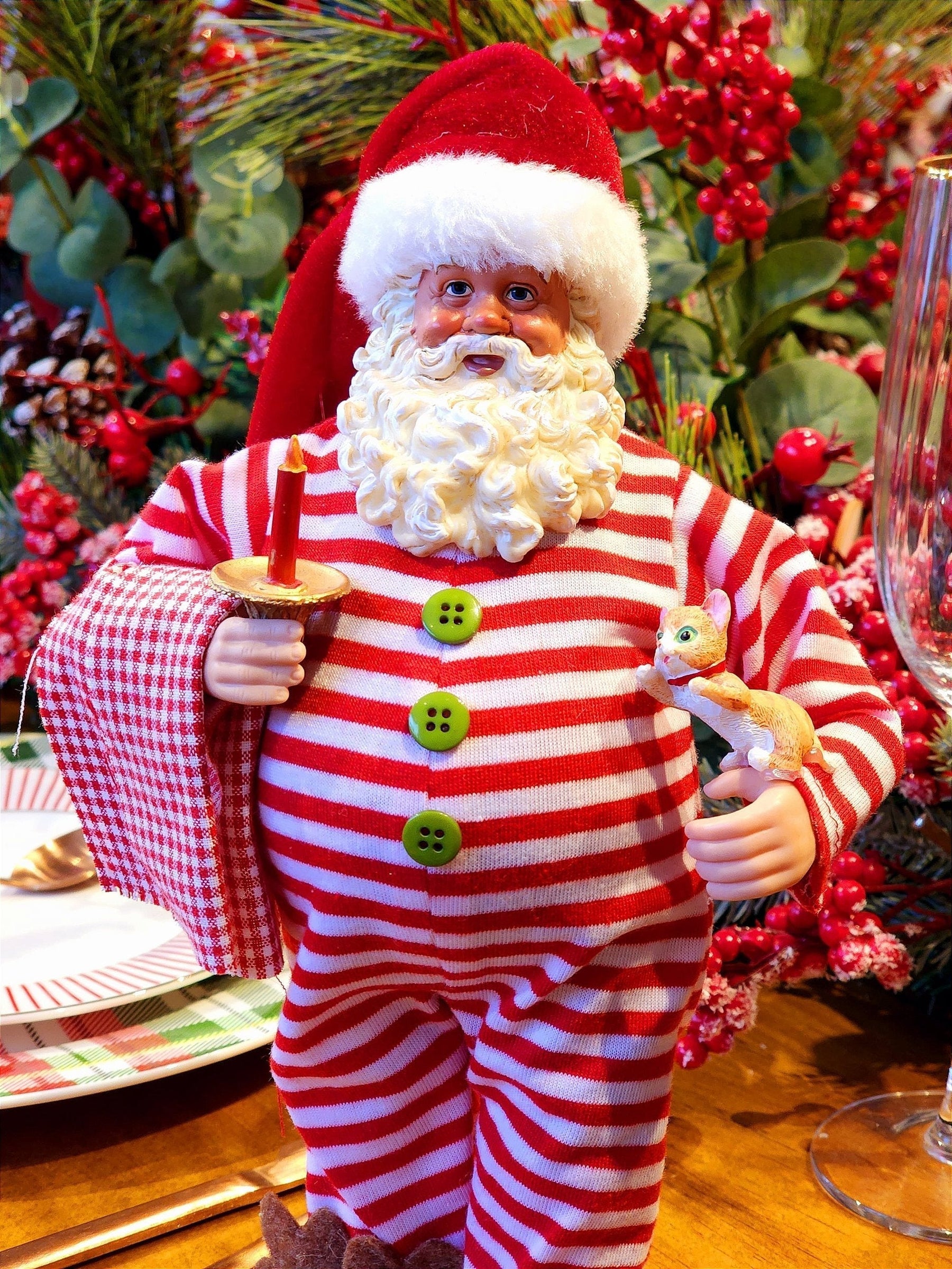 PAPAI NOEL COLECIONÁVEL DE PIJAMA COM CASTIÇAL E GATINHO 28CM - PRÉ VENDA 2025