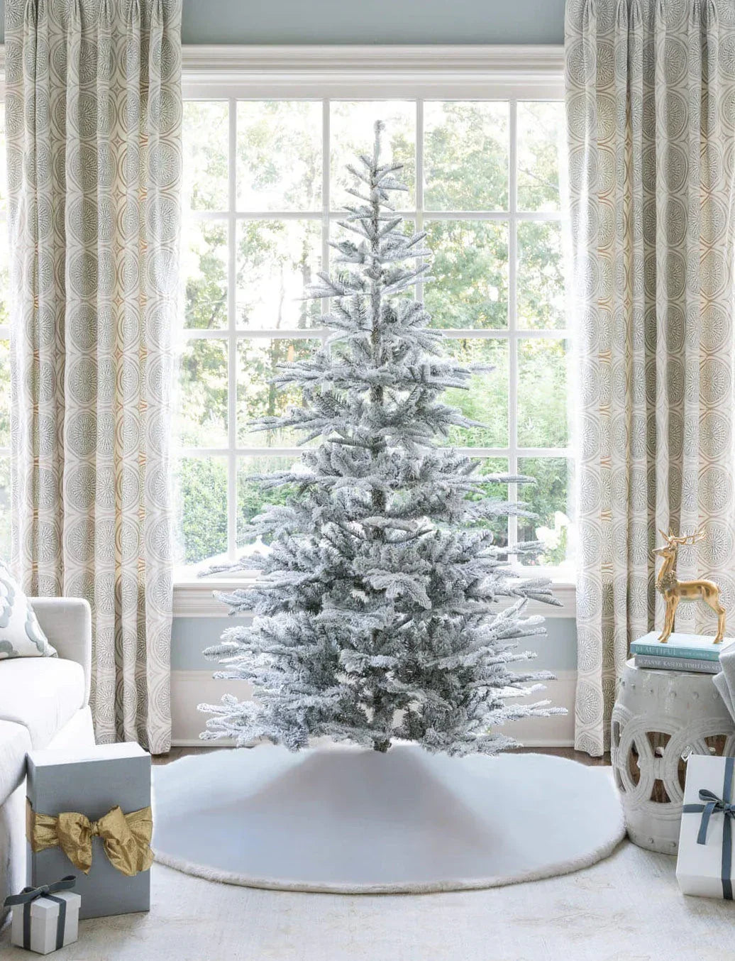 Árvore de Natal artificial King Noble Flock com 500 luzes LED brancas quentes