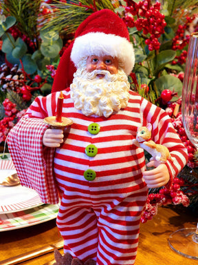 PAPAI NOEL COLECIONÁVEL DE PIJAMA COM CASTIÇAL E GATINHO 28CM - PRÉ VENDA 2025